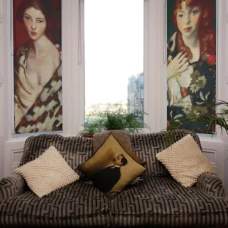The Holyrood Park Hideaway Is A Lush & Arty 2 Double Bed Appartement Edinburgh