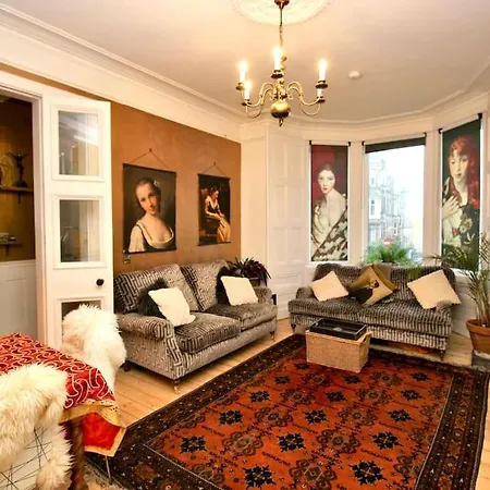 The Holyrood Park Hideaway Is A Lush & Arty 2 Double Bed Appartement