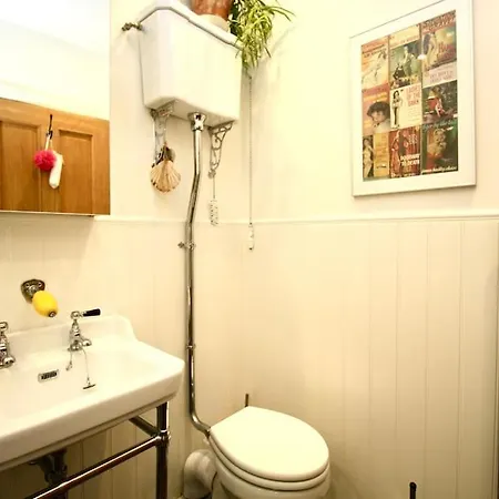 The Holyrood Park Hideaway Is A Lush & Arty 2 Double Bed Apartment *