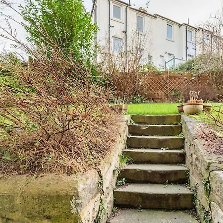 The Holyrood Park Hideaway Is A Lush & Arty 2 Double Bed Appartement