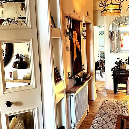 The Holyrood Park Hideaway Is A Lush & Arty 2 Double Bed *