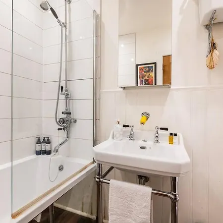 Holyrood Park: Lush & Arty 2 Double Bed Flat エディンバラ