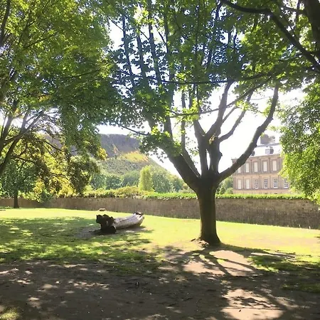 Apartment The Holyrood Park Hideaway Is A Lush & Arty 2 Double Bed