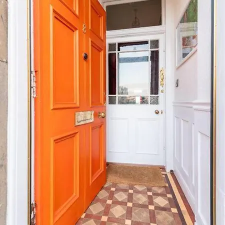 Holyrood Park: Lush & Arty 2 Double Bed Flat *