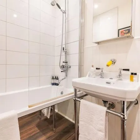 アパート Holyrood Park: Lush & Arty 2 Double Bed Flat エディンバラ