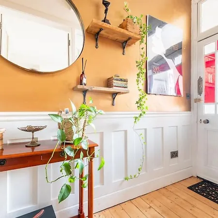 Holyrood Park: Lush & Arty 2 Double Bed Flat * エディンバラ