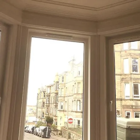 Holyrood Park: Lush & Arty 2 Double Bed Flat *