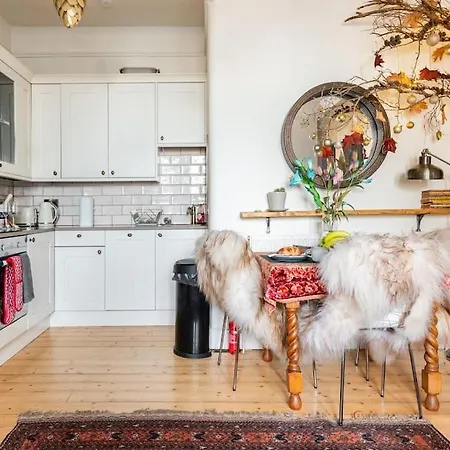 Apartment The Holyrood Park Hideaway Is A Lush & Arty 2 Double Bed