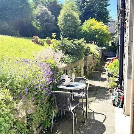 Holyrood Park: Lush & Arty 2 Double Bed Flat *