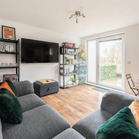 Stunning 1 Bd Flat In Lochend Park With A Patio 아파트 *