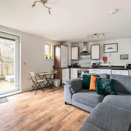 Stunning 1 Bd Flat In Lochend Park With A Patio אדינבורו