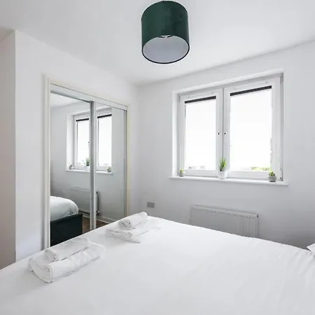 Stunning 1 Bd Flat In Lochend Park With A Patio