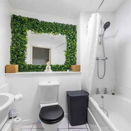 Stunning 1 Bd Flat In Lochend Park With A Patio *