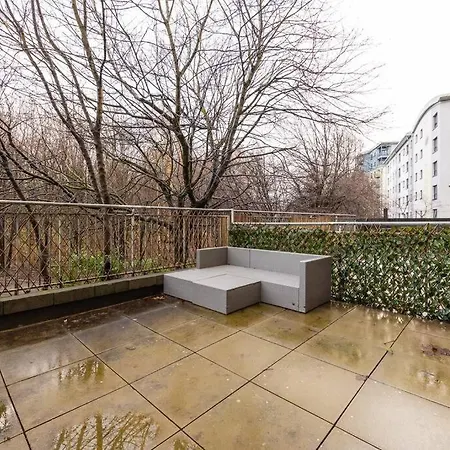 Stunning 1 Bd Flat In Lochend Park With A Patio 에든버러