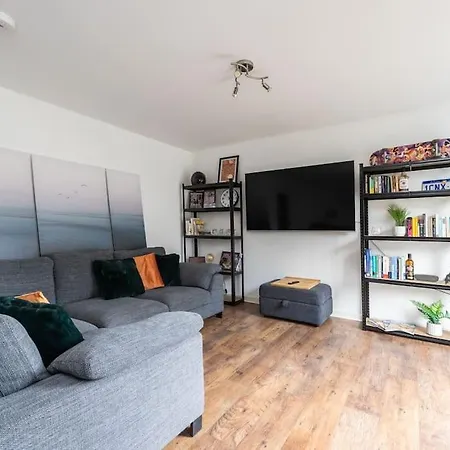Stunning 1 Bd Flat In Lochend Park With A Patio Apartament