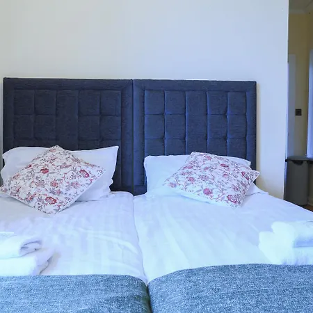Apartment 1 Minute From Royal Mile, Large 5 Bed