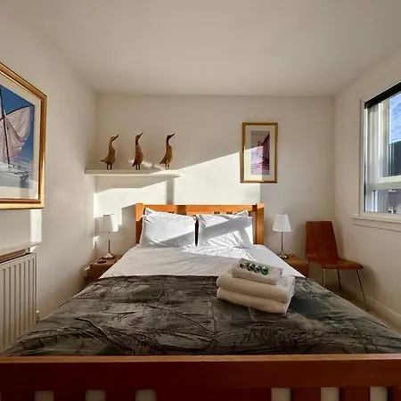 Old Town Bolthole. Canongate 2ba Apartment