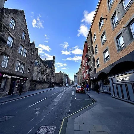 Old Town Bolthole. Canongate 2ba Edinburgh
