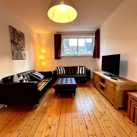 Old Town Bolthole. Canongate 2ba Apartment