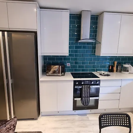 A Unique Two Level Main Door Flat In Leith, 3 Bedrooms. * Edynburg