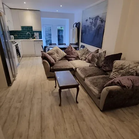 A Unique Two Level Main Door Flat In Leith, 3 Bedrooms.