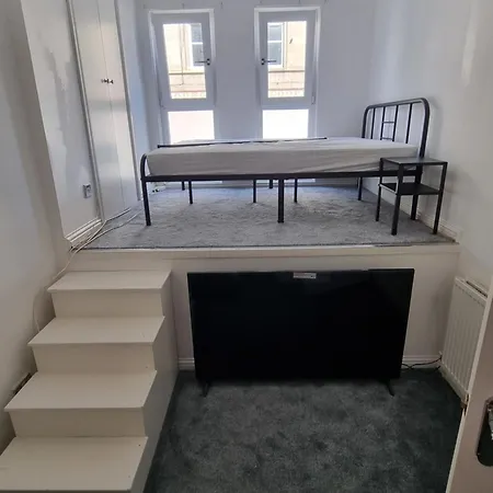 A Unique Two Level Main Door Flat In Leith, 3 Bedrooms. Apartament Edynburg