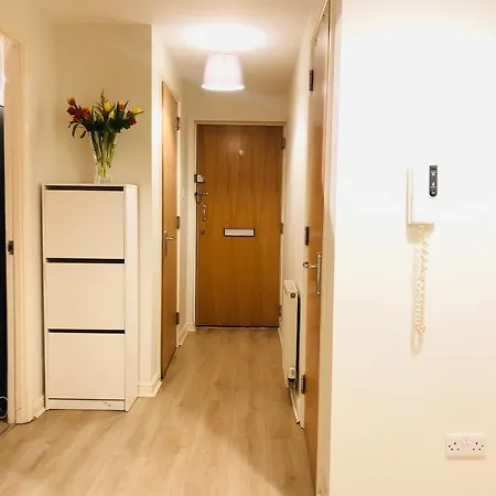 Spacious Centre Flat Free Parking& Superfast Wifi Apartment