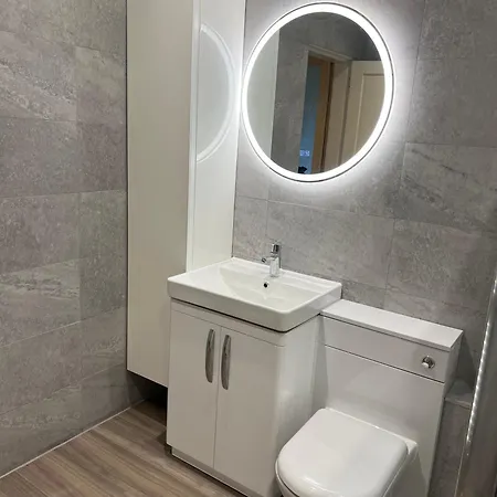 Apartment Beautiful 2 Bed 2 Bath Flat Overlooking Meadows Park *