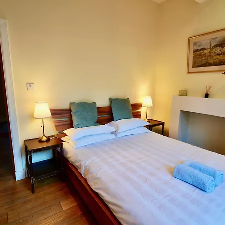 Spacious 2 Bed Next To Royal Mile & Waverley