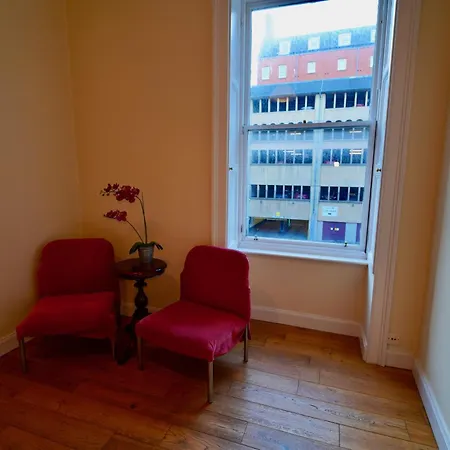 Spacious 2 Bed Next To Royal Mile & Waverley 아파트 에든버러
