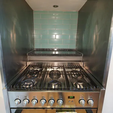 Spacious 2 Bed Next To Royal Mile & Waverley *