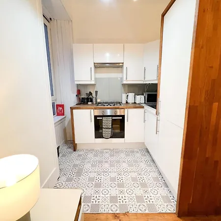 Central Edinburgh, Quirky & Modern 1 Bed Apartment Edinburgh