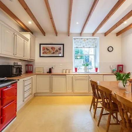 The Converted Stables - A Characterful Mews House *