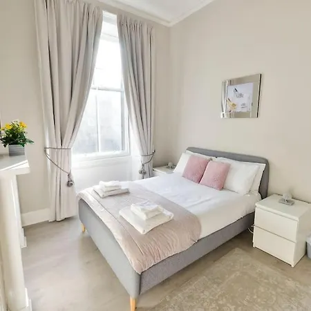 George Iv Bridge - Superbly Located 3 Bedroom! *