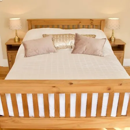 Arthur St - Spacious 3br House W Parking In Leith *