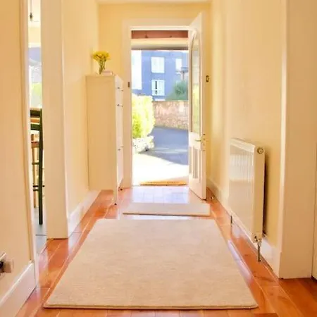 Apartment Arthur St - Spacious 3br House W Parking In Leith *