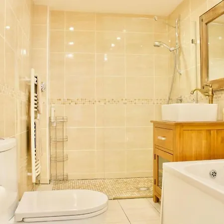 Arthur St - Spacious 3br House W Parking In Leith
