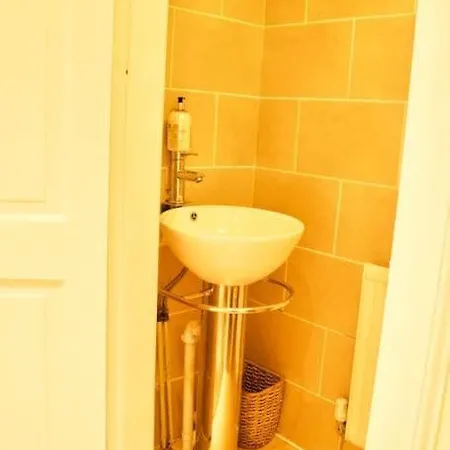 Arthur St - Spacious 3br House W Parking In Leith Apartment *