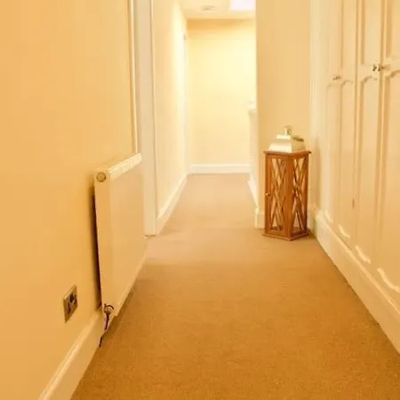 Arthur St - Spacious 3br House W Parking In Leith