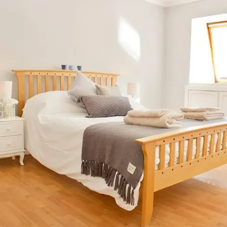 Arthur St - Spacious 3br House W Parking In Leith