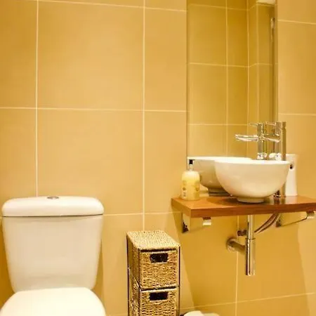 Arthur St - Spacious 3br House W Parking In Leith Apartment *