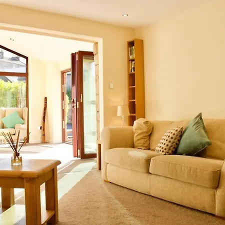 Arthur St - Spacious 3br House W Parking In Leith