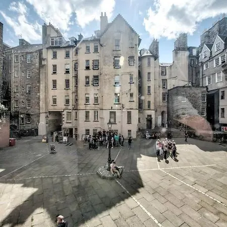 Modern Flat With Views By The Royal Mile Edinburgh