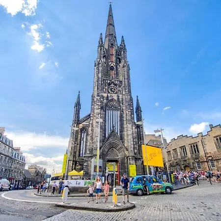 Modern Flat With Views By The Royal Mile Edinburgh