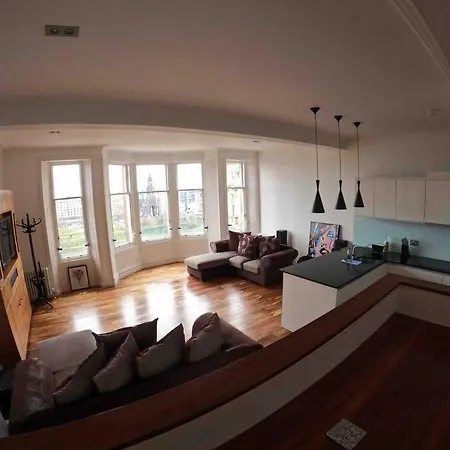 Modern Flat With Views By The Royal Mile