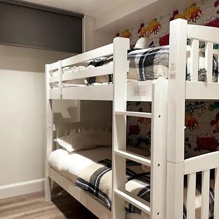 Lovely 3 Bedroom With Private Garden In Centre Apartment *