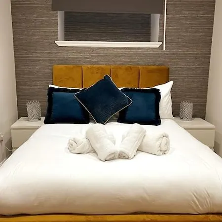 Lovely 3 Bedroom With Private Garden In Centre Apartment