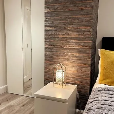 Lovely 3 Bedroom With Private Garden In Centre *