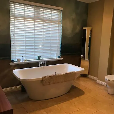 Сasa de vacaciones Ultra Stylish Furnished In