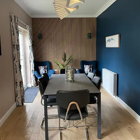 Vakantiehuis Ultra Stylish Furnished In